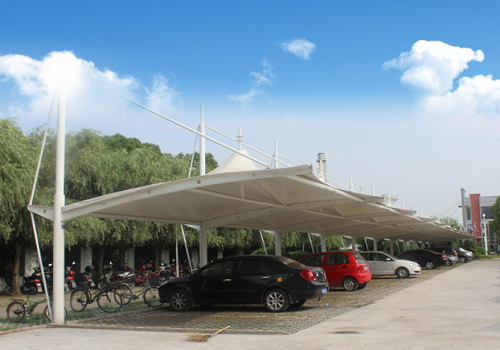 停車場(chǎng)搭建膜結(jié)構(gòu)材質(zhì)的停車棚